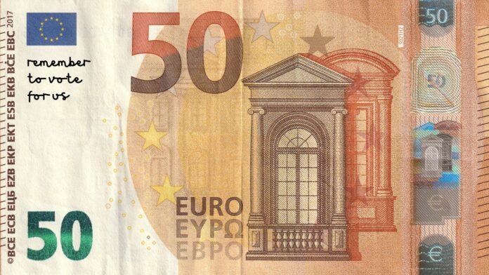 oneurope (4) 50 euro note with a scribbled note to 'remember to vote for us'